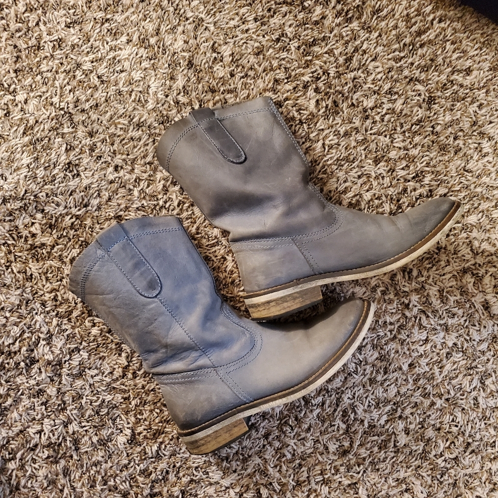 Boots - Picture 3 of 6